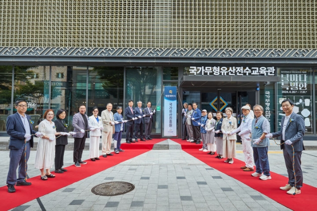 A ceremony celebrating a new signboard for the Korea Heritage Agency is held in Seoul on May 20. (KHA)