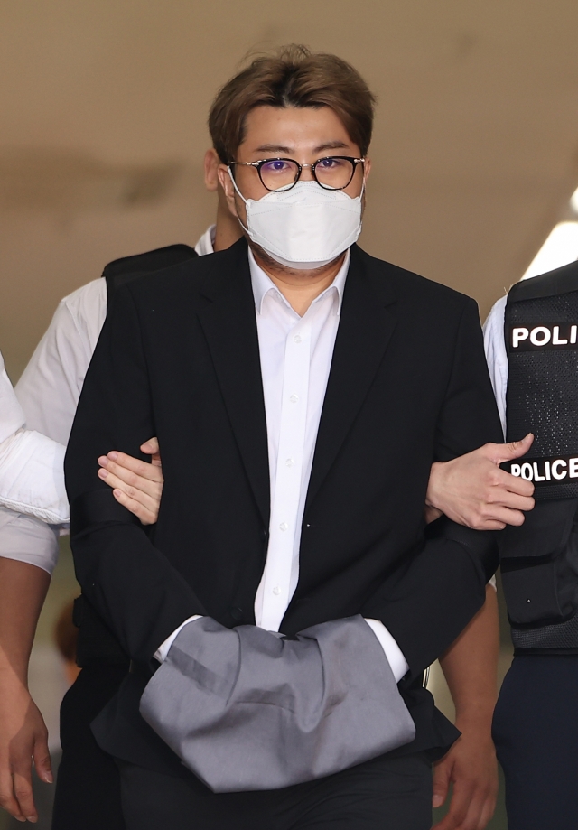 Singer Kim Ho-jung walks out of the Gangnam Police Station in Seoul on May 31, after being interrogated for suspected drunk driving. (Yonhap)