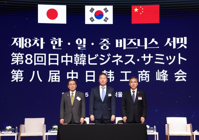 From left: Tokura Masakazu, chairperson of the Japan Business Federation, Chey Tae-won, the SK Group chairman who doubles as chairperson of the Korea Chamber of Commerce and Industry, and Ren Hongbin, chairperson of the China Council for the Promotion of International Trade, attend the Korea-Japan-China Business Summit held at the KCCI headquarters in central Seoul on May 27. (Yonhap)