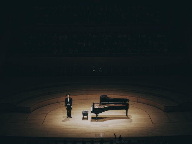 Pianist Lim Yunchan greets the audience after the first performance of his recital tour Friday at Lotte Concert Hall in Jamsil, Seoul. (MOC Production)