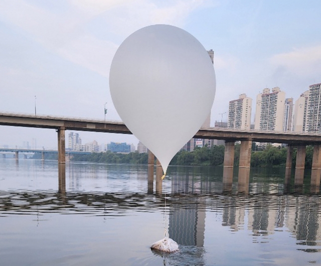 A balloon carrying trash from North Korea is found floating on the Han River near Jamsil Bridge on Sunday morning. (Joint Chiefs of Staff via Yonhap)