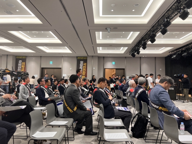 Doctors attend a meeting held at the Korean Medical Association's headquarters building in Yongsan-gu, central Seoul, Sunday. (Park Jun-hee/The Korea Herald)