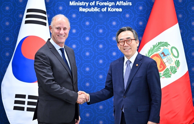 Foreign Minister Cho Tae-yul (right) poses for a photo with Peru's top diplomat, Javier Gonzalez-Olaechea Franco, ahead of their talks on Sunday. (Ministry of Foreign Affairs)