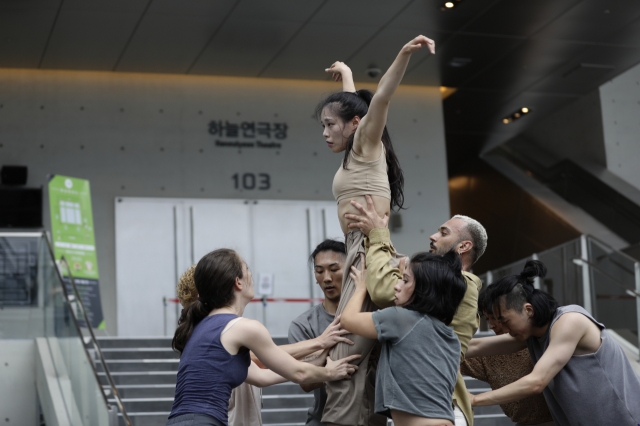 Dancers from the Brazil-Busan team perform a special collaborative work in the Haneulyeon Theater lobby in Busan, Sunday. (BIDF)