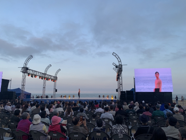 Visitors watch the performances at the Haeundae Beach Special Stage in Busan, Sunday. (BIDF)