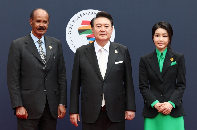 South Korean President Yoon Suk Yeol (center) and First Lady Kim Keon Hee pose with Eritrean President Isaias Afwerki before a welcoming banquet in Seoul on June 3. (Yonhap)