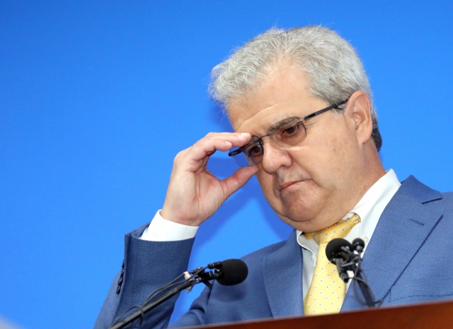 Vitor Abreu, head of US-based Act-Geo, readies himself at the Friday briefing on East Sea deepwater gas field development at the Sejong Office Building. (Ministry of Trade, Industry and Energy)