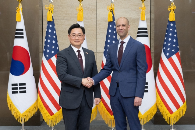 Cho Chang-rae, South Korean deputy defense minister for policy, and Vipin Narang, acting US assistant secretary of defense for space policy, are seen shaking hands ahead of the third meeting of the Nuclear Consultative Group on Monday in Seoul in this photograph provided by the Seoul defense ministry. (Ministry of National Defense)