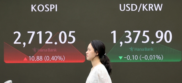 An electronic board showing the Korea Composite Stock Price Index at a dealing room of the Hana Bank headquarters in Seoul on Tuesday. (Yonhap)