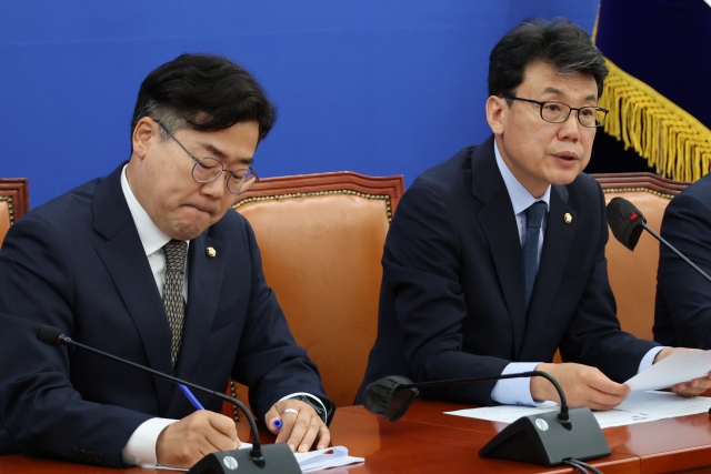 Jin Sung-joon, policy chief of the main opposition Democratic Party, speaks during a policy meeting at the National Assembly in Seoul on Tuesday. (Yonhap)