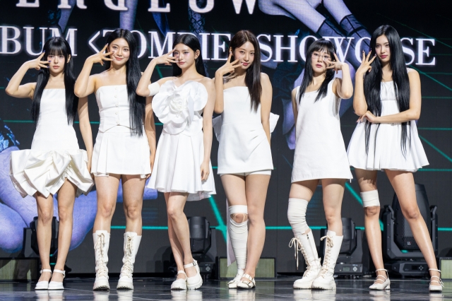 From left: Everglow members E:U, Onda, Yiren, Sihyeon, Mia, and Aisha pose for a picture during the press conference held in Yongsan-gu, Seoul, Monday. (Hwang Yun-ha/The Korea Herald)