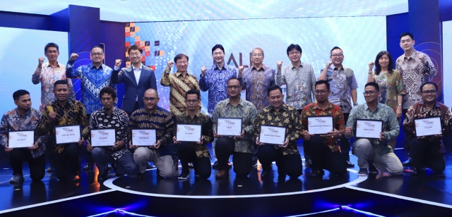 Lee Chang-kwon (second row, fifth from left), CEO of KB Kookmin Card, and company officials pose for a photo at the 30th anniversary celebration of KB Finansia Multi Finance in Jakarta, Indonesia, Monday. (KB Kookmin Card)