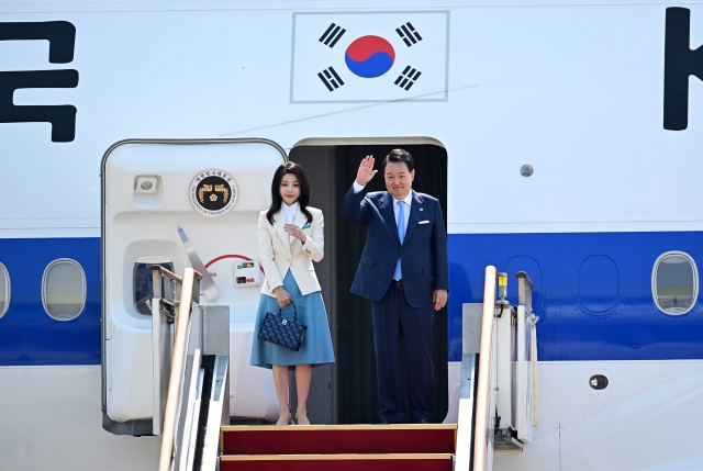 President Yoon Suk Yeol (right) and First Lady Kim Keon Hee leave for France on June 19, 2023. (Lee Sang-sub/The Korea Herald)