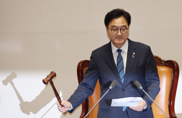 Woo Won-sik, the National Assembly speaker, approves the Democratic Party of Korea-led picks for chairs of standing committees in a plenary session held late Monday. (Yonhap)