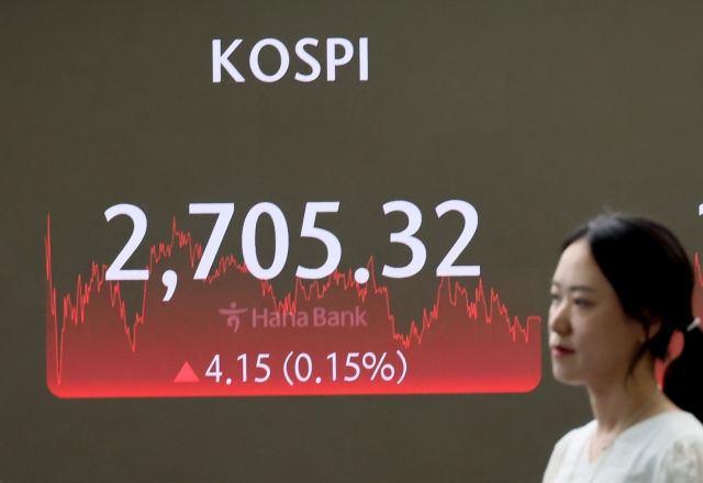 An electronic board showing the Korea Composite Stock Price Index at a dealing room of the Hana Bank headquarters in Seoul on Tuesday. (Yonhap)