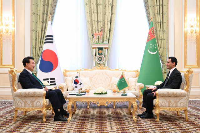 South Korean President Yoon Suk Yeol (left) and his Turkmen counterpart, Serdab Berdymukhamedov, hold talks at the Oguzhan Presidential Palace in Ashgabat on Monday. Yoon came to Turkmenistan's capital earlier in the day for a two-day state visit. (Yonhap)