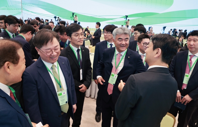 Korea’s Trade Minister Ahn Duk-geun (second from right) talks with Daewoo E&C Chairman Jung Won-ju (center right) and other business leaders at a business roundtable meeting held on the sidelines of the Korea-Turkmenistan summit in Ashgabat, Turkmenistan, Tuesday. (Yonhap)