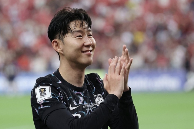 Son Heung-min of South Korea applauds fans after beating Singapore 7-0 in the teams' Group C match in the second round of the Asian World Cup qualification at the National Stadium in Singapore, Thursday. (Yonhap)