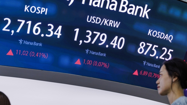 An electronic board showing the Korea Composite Stock Price Index at a dealing room of the Hana Bank headquarters in Seoul on Wednesday. (Yonhap)