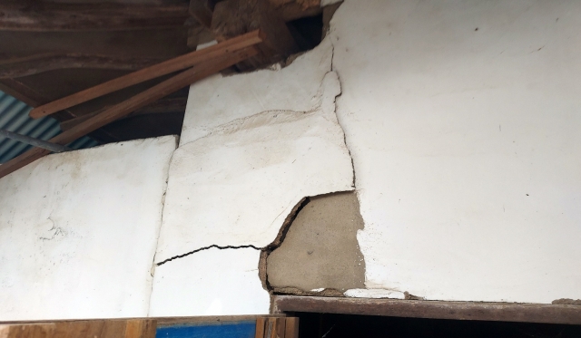 A warehouse wall cracked caused by a 4.8 magnitude earthquake that struck near the southwestern county of Buan on Wednesday. (North Jeolla Province firefighting authorities)