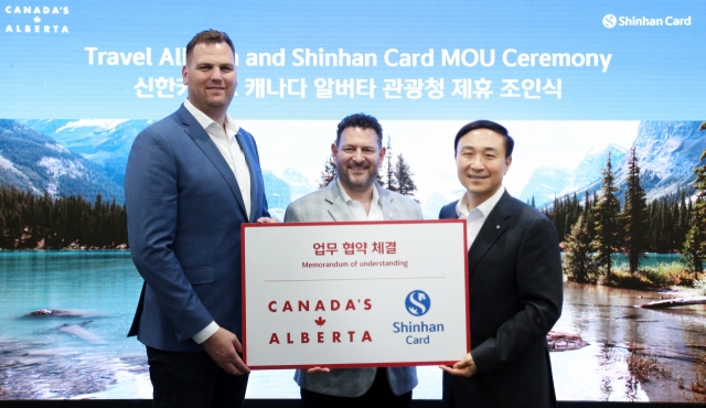 (From left) Alberta Minister of Tourism and Sport Joseph Schow, Travel Alberta CEO David Goldstein and Shinhan Card CEO Moon Dong-kwon pose for a picture after signing a strategic partnership agreement for tourist marketing and services development at Shinhan Card's headquarters in Jung-gu, central Seoul, on Monday. (Shinhan Card)