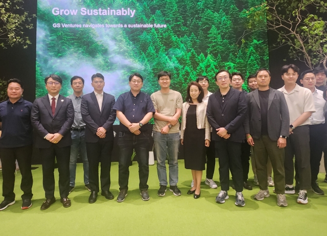 GS Ventures CEO Heo Jun-nyeong (ninth from left) and executives of startups pose for a picture at the GSV Tech Day, at GS Tower in Gangnam, Seoul, on Monday. (GS Ventures)