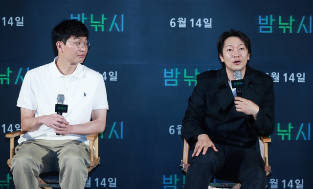 Director Moon Byung-gon (left) and actor Son Suk-ku pose for a photo during a press conference held at CGV Yongsan, Seoul, Tuesday. (Yonhap)