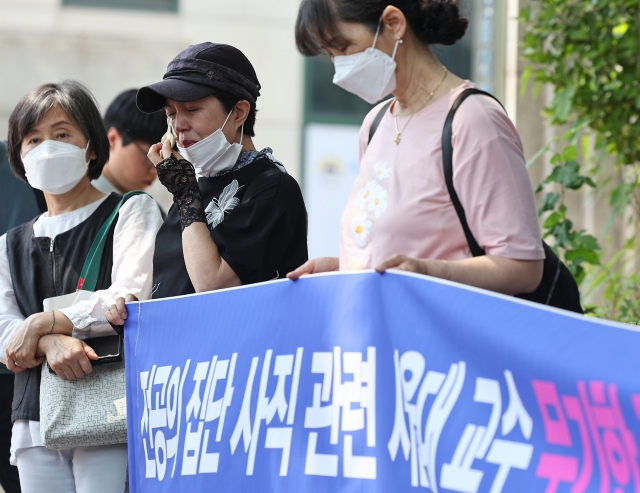 Members of the association of patients with severe illness speak during a press conference held on Wednesday at Seoul National University Hospital in Jongno-gu, central Seoul, to call on medical professors to backtrack from their decision to go on strike. (Yonhap)