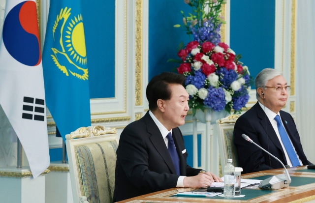 President Yoon Suk Yeol (left) and Kazakh President Kassym-Jomart Tokayev attend a joint press conference in Astana, Kazakhstan on Wednesday. (Yonhap)