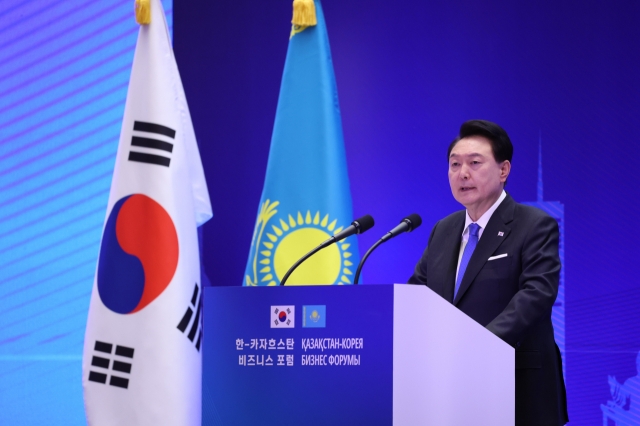 President Yoon Suk Yeol delivers the opening remarks at a business forum held in Astana, Kazakhstan on Wednesday. (Yonhap)