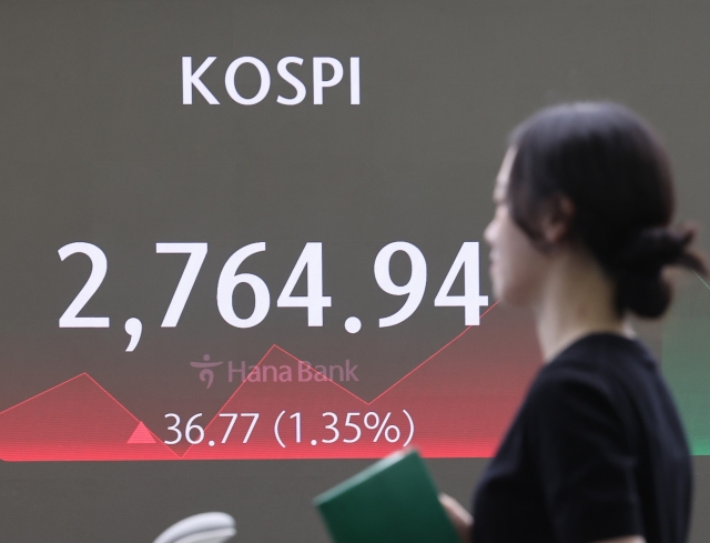 An electronic board showing the Korea Composite Stock Price Index at a dealing room of the Hana Bank headquarters in Seoul on Thursday. (Yonhap)