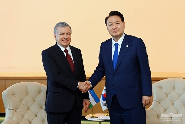 Presidents of Uzbekistan (left) and South Korea shake hands during their meeting to discuss the preparation of a new economic agenda for strategic partnership, on Sept. 19, 2023, on the sidelines of the UN General Assembly session in New York. (Uzbekistan Embassy in Seoul)