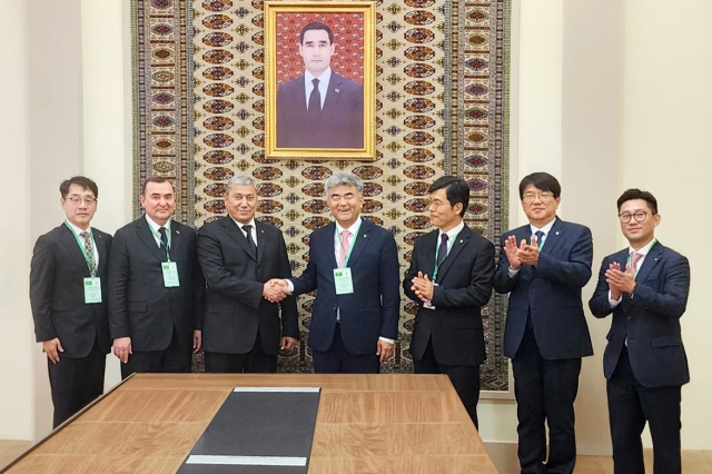 Daewoo E&C Chairman Jung Won-ju (center) meets with Batyr Amanov (third from left), deputy prime minister of Turkmenistan, upon his visit to Ashgabat, Turkmenistan, Tuesday. (Daewoo E&C)