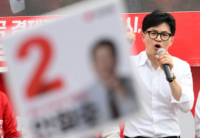 Then-interim leader of the ruling People Power Party Han Dong-hoon speaks during a rally held April 8 in Seongnam, a city in Gyeonggi Province. (Lee Sang-sub/The Korea Herald)