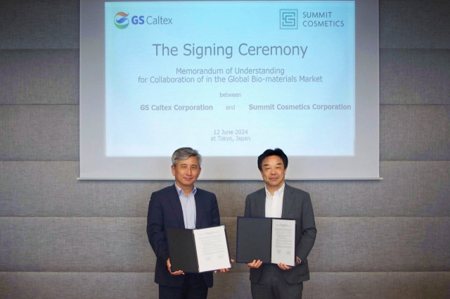 Kwon Young-woon (left), head of GS Caltex's R&D Center, and Summit Cosmetics President and CEO Koh Akiyama pose for a photo at a signing ceremony at Summit Cosmetics’ headquarters in Tokyo, Wednesday. (GS Caltex)