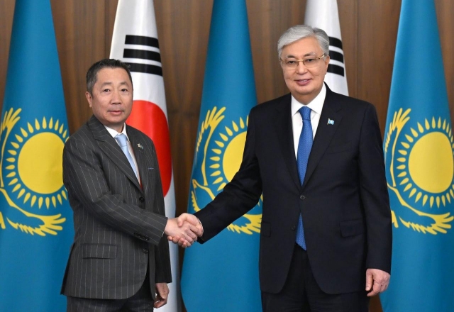 Doosan Group Chairman Park Jeong-won (left) shakes hands with Kazakh president Kassym-Jomart Tokayev during their meeting in Astana on Wednesday to discuss energy sector collaboration. (Doosan Group)