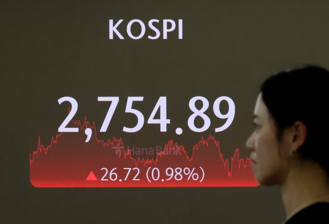 An electronic board showing the Korea Composite Stock Price Index at a dealing room of the Hana Bank headquarters in Seoul on Thursday. (Yonhap)