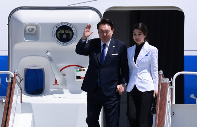 President Yoon Suk Yeol (Left) and first lady Kim Keon Hee arrive at Tashkent International Airport on Thursday for their state visit to Uzbekistan. (Yonhap)