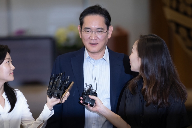 Samsung Electronics Co. Chairman Lee Jae-yong speaks to reporters at Gimpo International Airport in western Seoul on Thursday. (Yonhap)