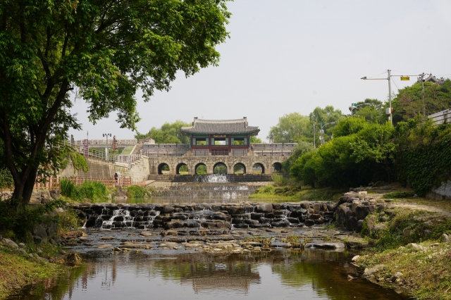 Hwahongmun Watergate (Lee Si-jin/The Korea Herald)