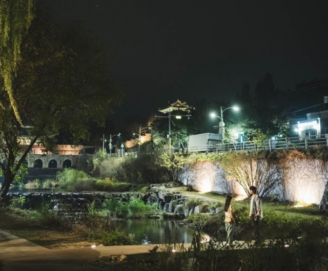 Seon-jae reveals his feelings for Sol at the bridge near Hwahongmun Watergate in 