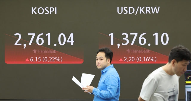 An electronic board showing the Korea Composite Stock Price Index at a dealing room of the Hana Bank headquarters in Seoul on Friday. (Yonhap)