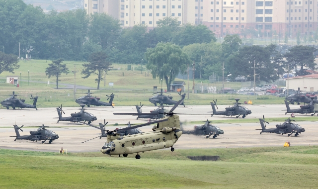 During the second round of talks for negotiations on defense cost sharing, the Special Measures Agreement, Boeing Chinook flies at Camp Humphreys, the largest overseas US Military installation in the world, at Pyeongtaek, Gyeonggi on May 21. (Yonhap)