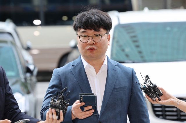 Voice of Seoul reporter Lee Myeong-soo speaks to reporters at the Seoul Yeongdeungpo Police Station on Friday. (Yonhap)