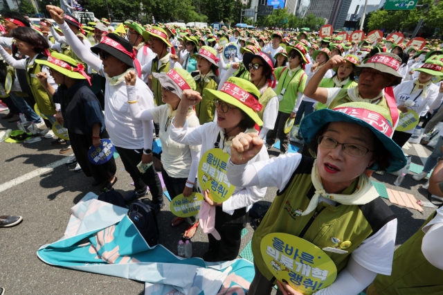 Members of the Korean Health and Medical Workers' Union stage a rally in central Seoul on Wednesday. (Yonhap)