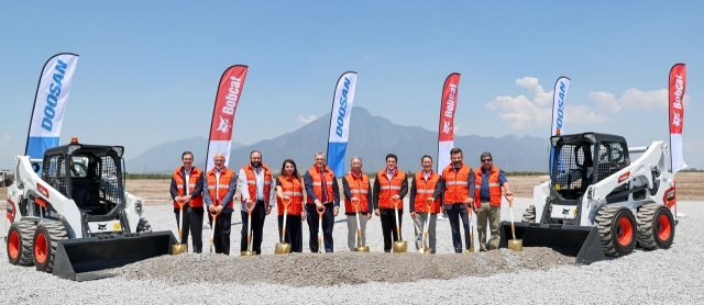 Officials from Doosan Group, Doosan Bobcat and Mexico's local government, including Park Gee-won (fifth from right), vice chairman of Doosan Group, pose for a photo during the groundbreaking ceremony for Doosan Bobcat's new manufacturing facility in Monterrey, Mexico, on Thursday. (Doosan Bobcat)