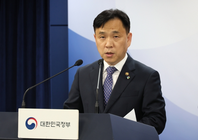 Second Vice Minister of of Science and ICT Kang Do-hyun speaks during a press briefing at the Government Complex Seoul on Friday. (Yonhap).