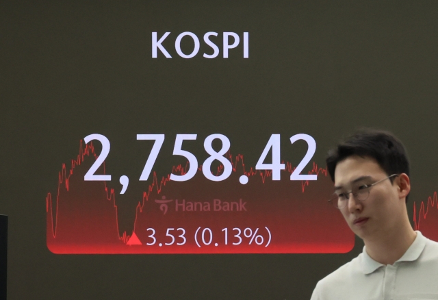 An electronic board showing the Korea Composite Stock Price Index at a dealing room of the Hana Bank headquarters in Seoul on Friday. (Yonhap)