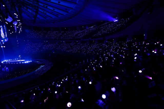 Fans cheer for Jin at his fan-meeting event at Jamsil Arena in Seoul, Thursday. (Big Hit Music)