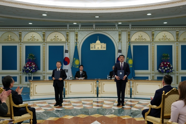 Korea Forest Service Minister Nam Sung-hyun (front left) and Kazakhstan’s Minister of Ecology and Natural Resources Nysanbaev Erlan Nuralievich (front right) pose for a photo after signing a memorandum of understanding at Kazakhstan's presidential office in Astana on Wednesday, with Presidents Yoon Suk Yeol and Kassym-Jomart Tokayev in attendance. (Presidential Office)